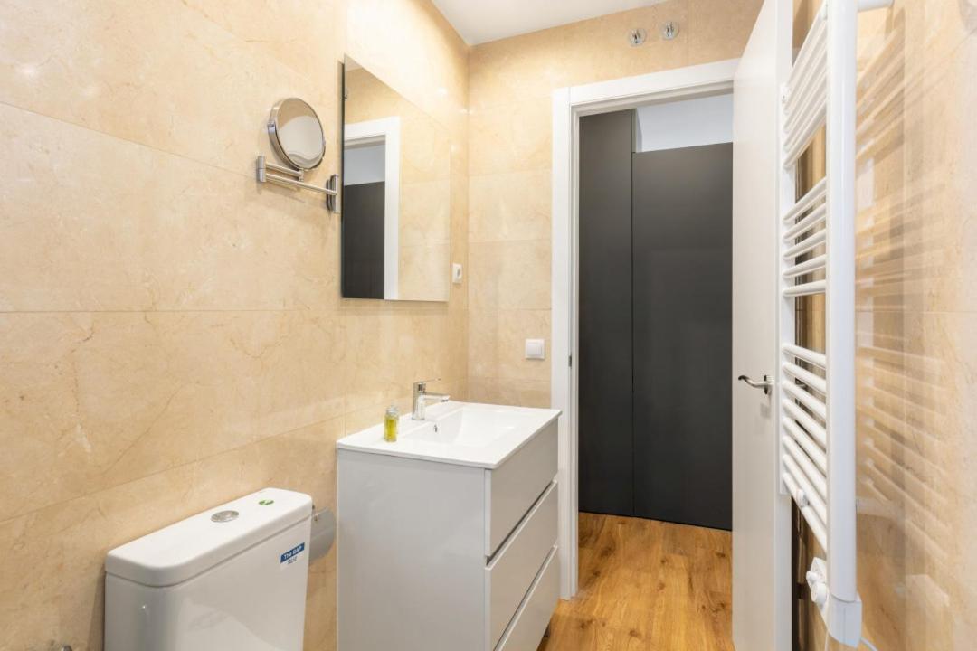 1 Bedroom 1 Bathroom Furnished - Chueca - Modern Functional - Mintystay Madrid Exteriör bild